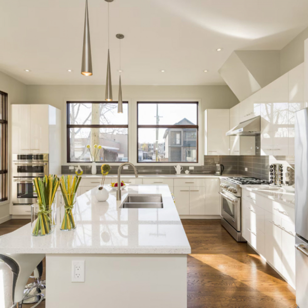 Кухня світла з індивідуальним дизайном