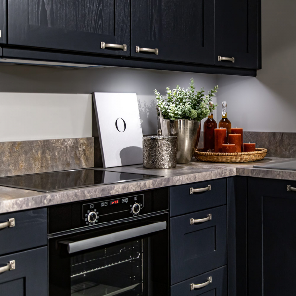 Компактна кухня в неокласичному стилі