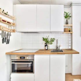 Біла кухня з вбудованою технікою